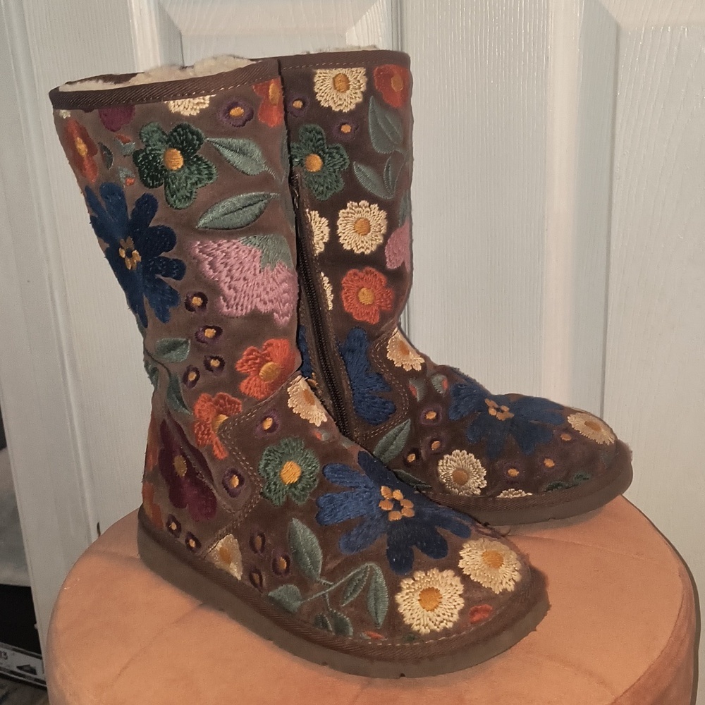 UGG Wahine Floral Embroidered Suede Boots Size 6 Rare Vintage Limited Edition - Picture 9 of 11